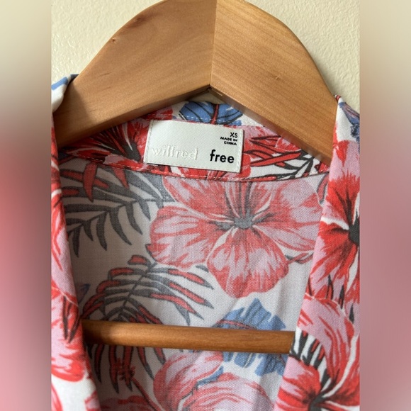 Wilfred Free Aritzia Collared Hibiscus Floral Button Size XS 
Cropped Boxy Fit - Picture 7 of 7